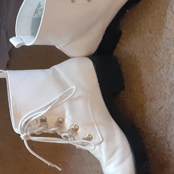 White combat boots with black soles - Picture 5 of 5
